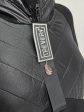 Асимметричное молодежное пальто с декоративной подвеской, цвет черный в интернет-магазине Фабрики Тревери