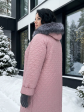 Женское зимнее стеганное пальто с чернобуркой и дизайнерской подвеской , цвет розовый в интернет-магазине Фабрики Тревери