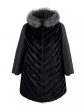 Женское пальто черного цвета из комбинации стеганой плащевки и искусственного полосатого каракуля, цвет черный в интернет-магазине Фабрики Тревери