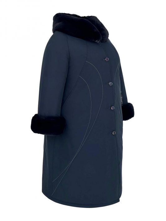 Женское пальто с отделочной строчкой, дизайнерской подвеской и эко-мехом, цвет синий в интернет-магазине Фабрики Тревери