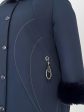 Женское пальто с отделочной строчкой, дизайнерской подвеской и эко-мехом, цвет синий в интернет-магазине Фабрики Тревери
