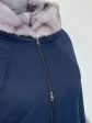 Женское зимнее пальто с контрастной отделочной строчкой и норкой крестовкой, цвет синий в интернет-магазине Фабрики Тревери