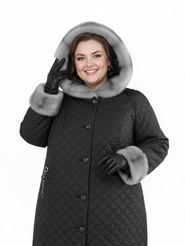Женское зимнее стеганное пальто с эко-мехом и дизайнерской подвеской, цвет черный в интернет-магазине Фабрики Тревери