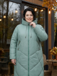 Женское пальто из двух видов стежки с цветной отделкой, цвет зеленый в интернет-магазине Фабрики Тревери
