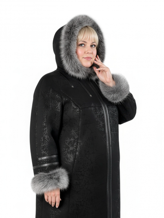 Фото модели 98107 — черный с рисунком Дубленка больших размеров с капюшоном, цвет черный в интернет-магазине Фабрики Тревери