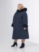 Женское пальто из стеганной плащевки модного геометрического рисунка с дизайнерской подвеской, модель 87483 в цвете синий