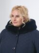 Женское пальто из стеганной плащевки модного геометрического рисунка с дизайнерской подвеской, модель 87483 в цвете синий