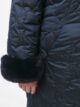Женское пальто из стеганной плащевки модного геометрического рисунка с дизайнерской подвеской, модель 87403-2П в цвете синий